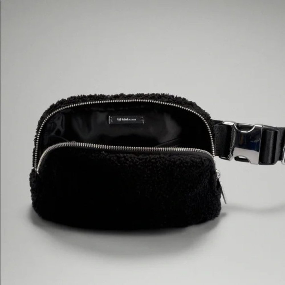 NWT Lululemon Everywhere Belt Bag *Fleece in Black